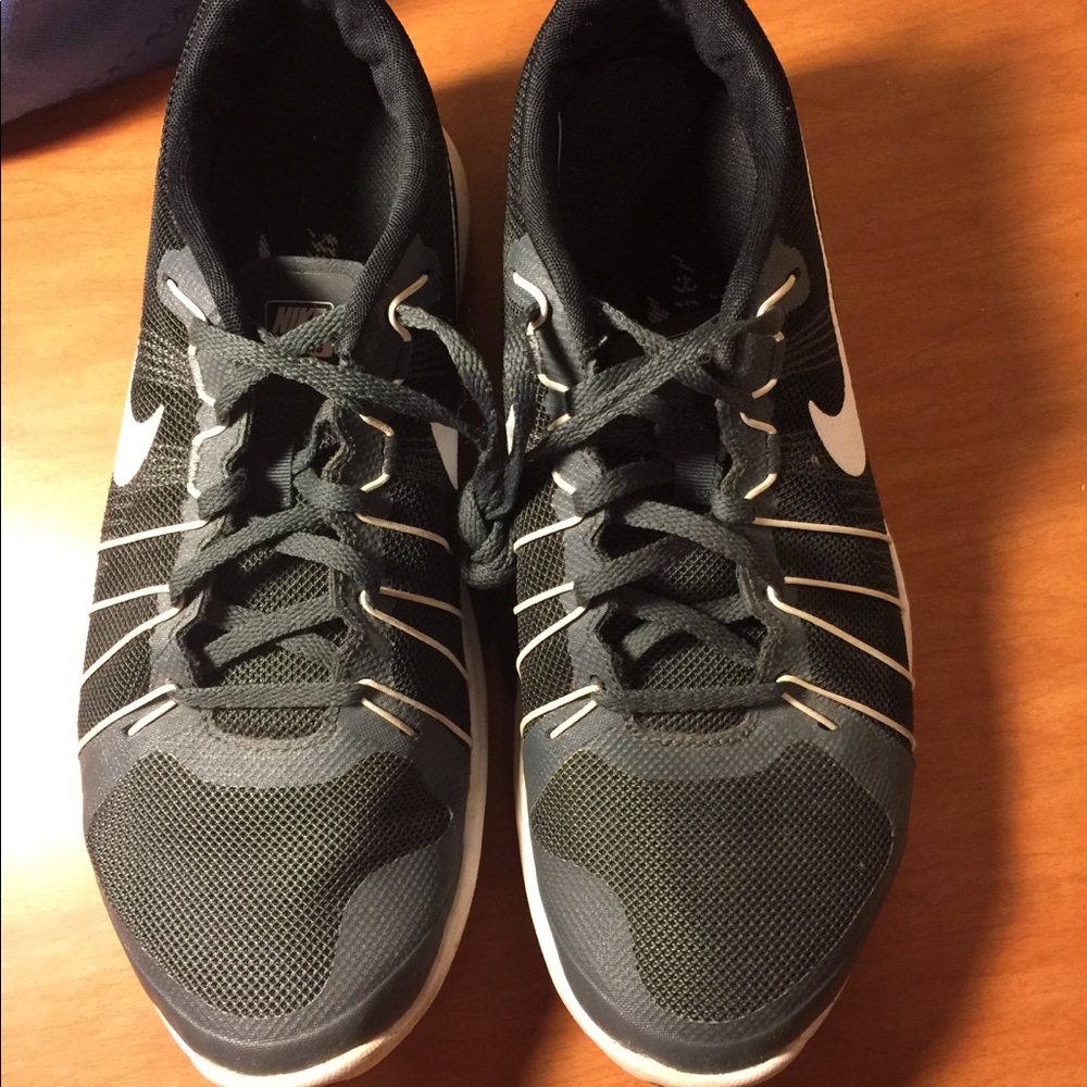 Men’s tennis shoes